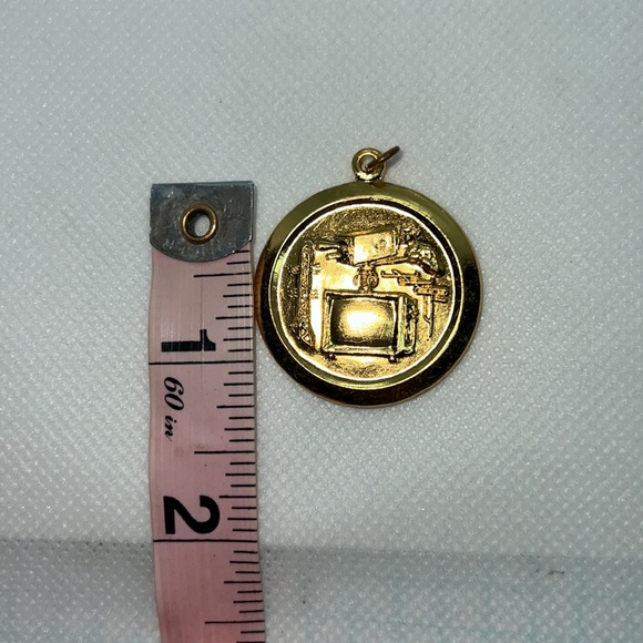 VINTAGE TECHNOLOGY TV PRODUCTION PENDANT CHARM GOLD TONE - Picture 4 of 9